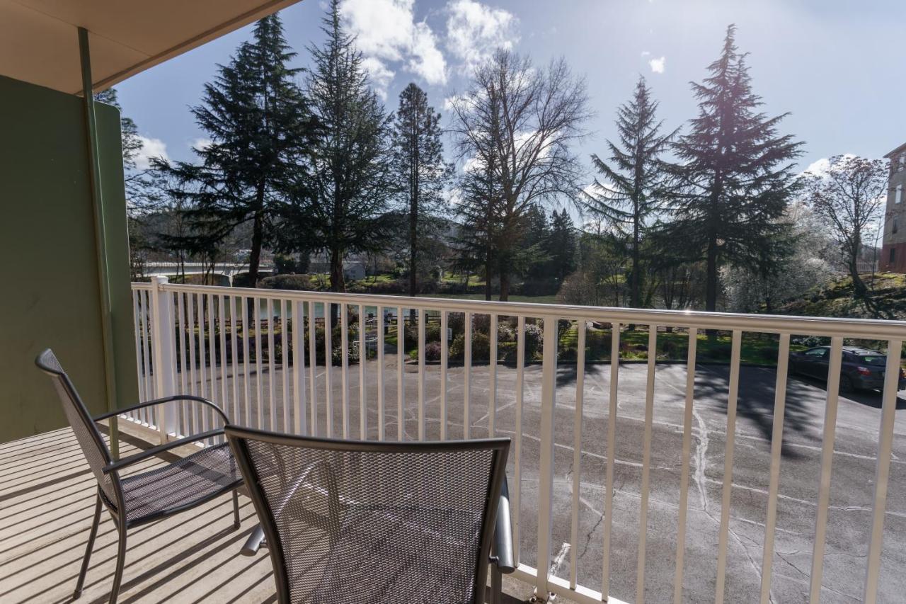 Riverfront Inn Roseburg Ngoại thất bức ảnh
