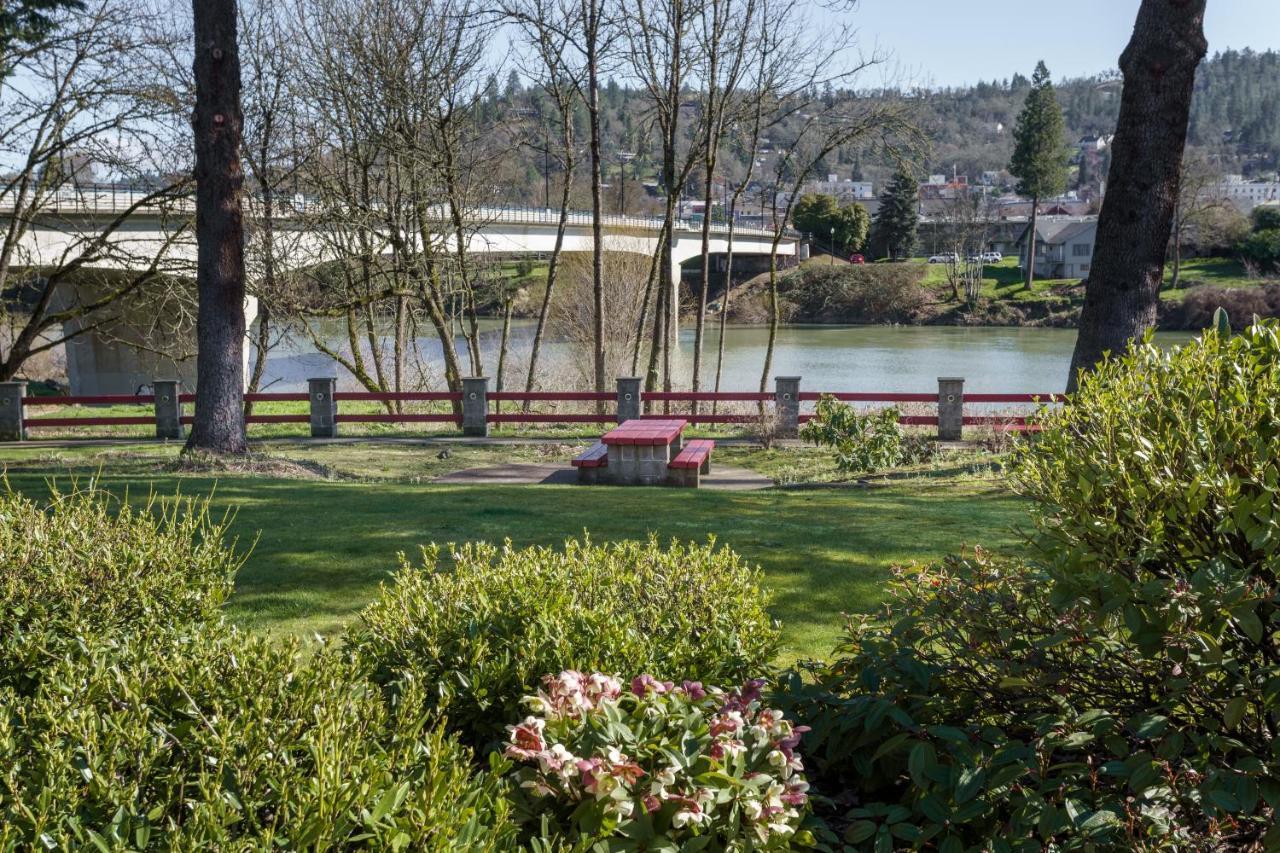 Riverfront Inn Roseburg Ngoại thất bức ảnh