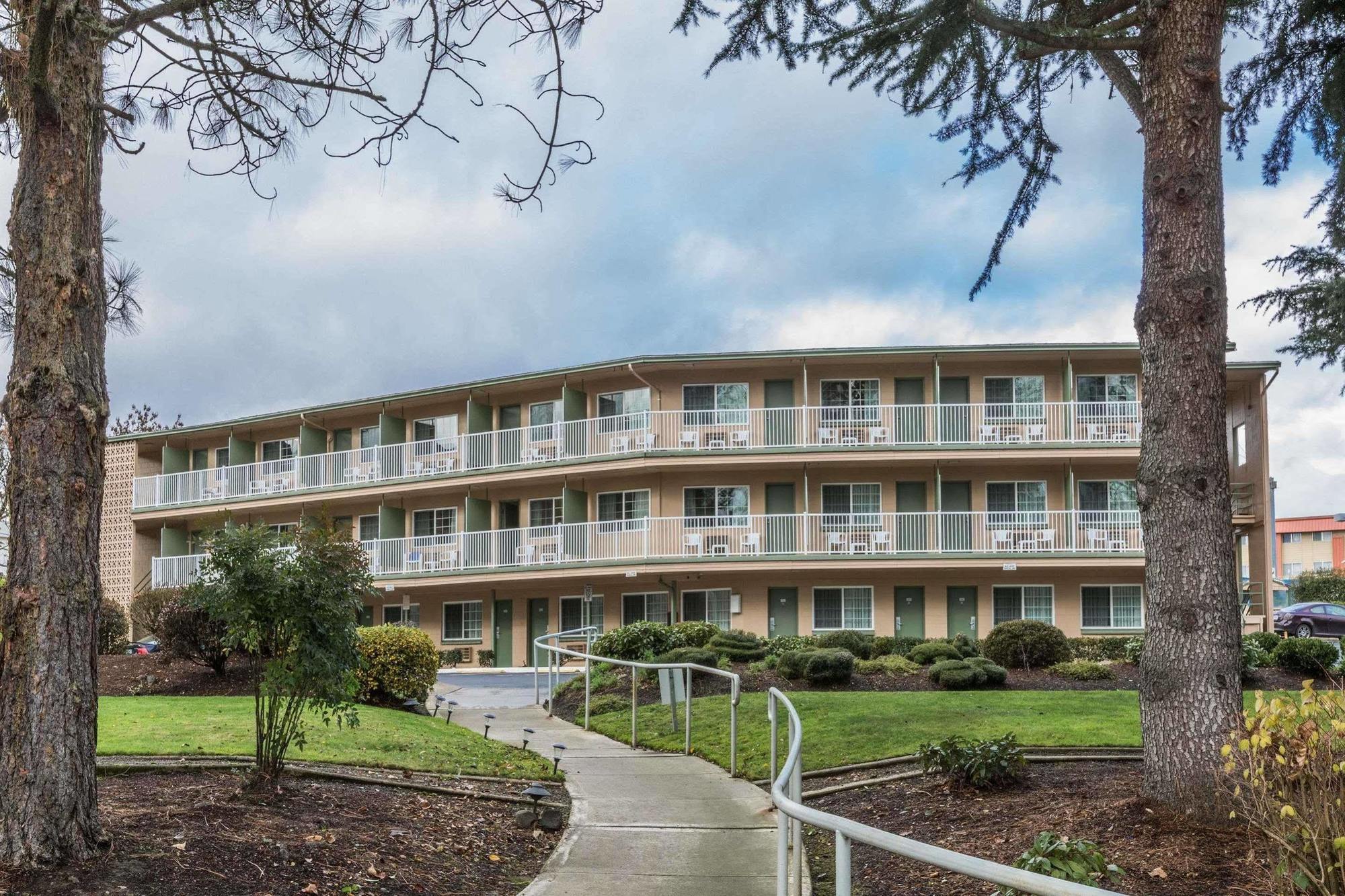 Riverfront Inn Roseburg Ngoại thất bức ảnh