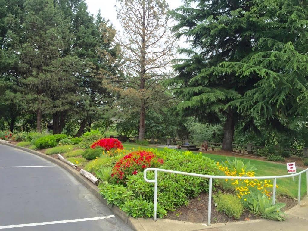 Riverfront Inn Roseburg Ngoại thất bức ảnh
