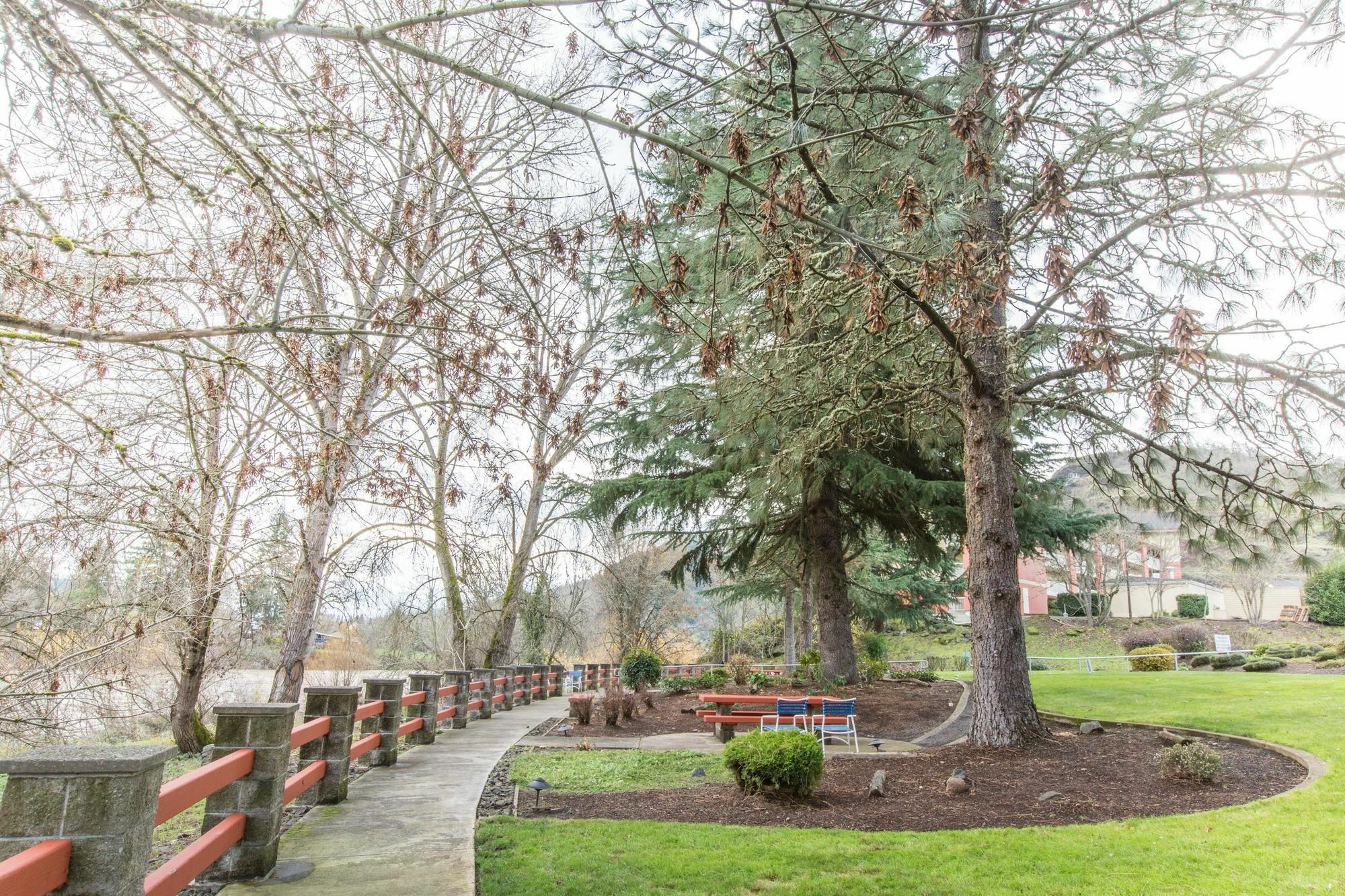 Riverfront Inn Roseburg Ngoại thất bức ảnh