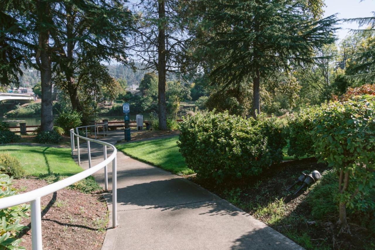 Riverfront Inn Roseburg Ngoại thất bức ảnh