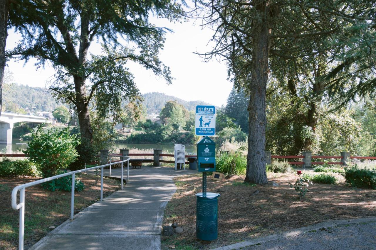 Riverfront Inn Roseburg Ngoại thất bức ảnh