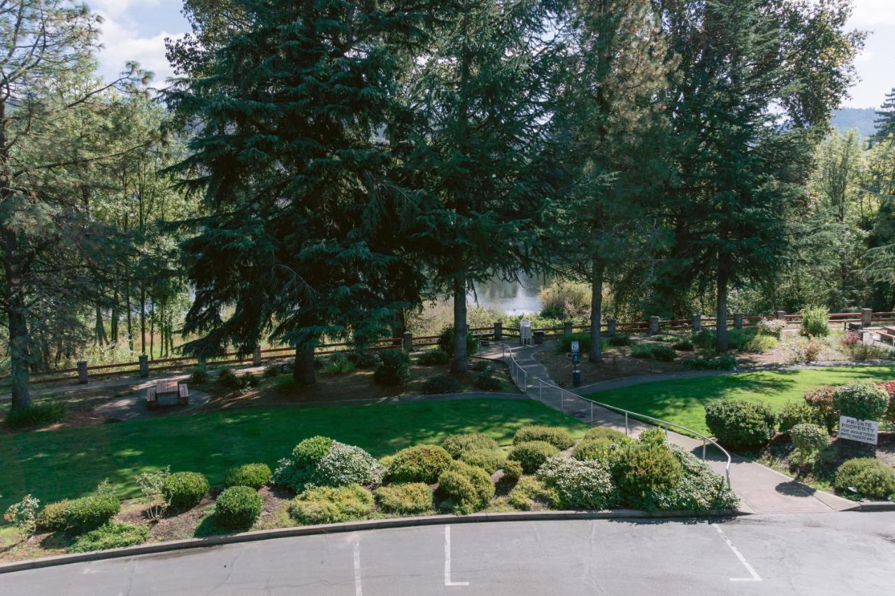 Riverfront Inn Roseburg Ngoại thất bức ảnh